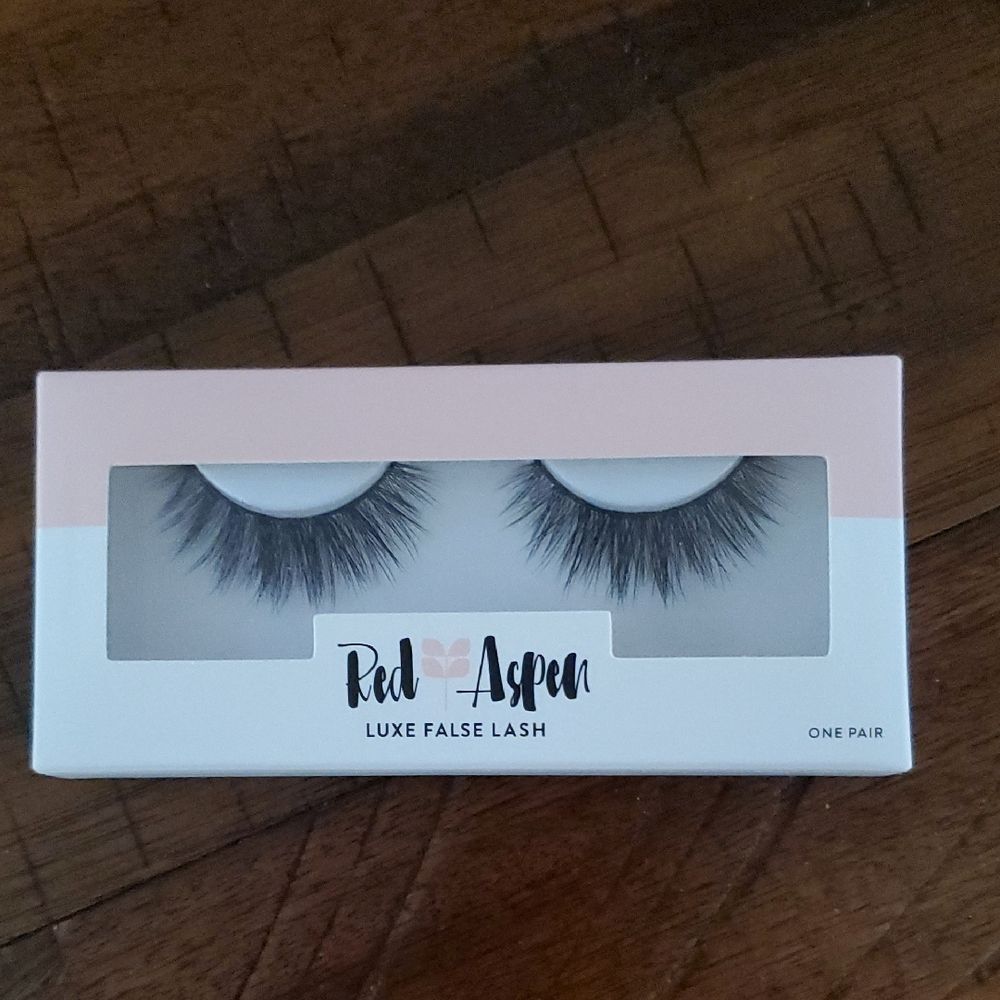 NIB Red Aspen Luxe False Lashes - Joy